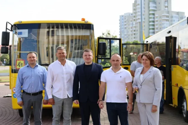 Іваничівська та Нововолинська громади отримали спецавтобуси для школярів
