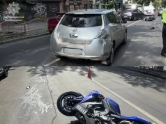 У Луцьку мотоцикліст врізався в два автомобілі на вулиці Винниченка