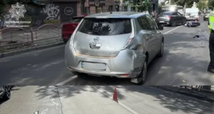 У Луцьку мотоцикліст врізався в два автомобілі на вулиці Винниченка