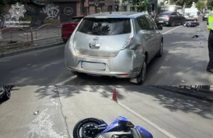 (Українська) У Луцьку мотоцикліст врізався в два автомобілі на вулиці Винниченка У Луцьку мотоцикліст врізався в два автомобілі на вулиці Винниченка