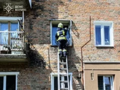 У Нововолинську рятувальники через вікно потрапили до квартири літньої жінки