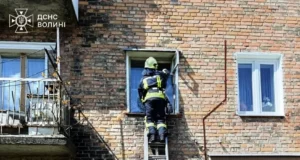 У Нововолинську рятувальники через вікно потрапили до квартири літньої жінки