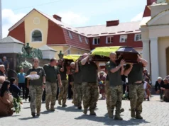 У Луцьку попрощалися із захисниками Романом Меюсом та Олександром Радивоніком У Луцьку попрощалися із захисниками Романом Меюсом та Олександром Радивоніком