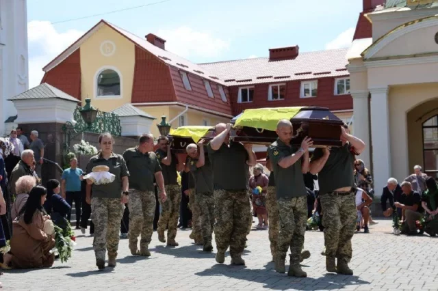 image У Луцьку попрощалися із захисниками Романом Меюсом та Олександром Радивоніком