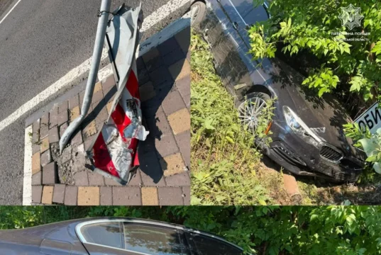 На трасі М-19 водій BMW зніс дорожні знаки та з’їхав у кювет