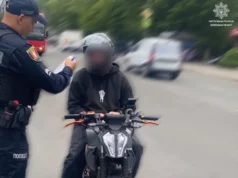 (Українська) У Луцьку патрульні зупинили 16-річного мотоцикліста без прав і страхівки У Луцьку патрульні зупинили 16-річного мотоцикліста без прав і страхівки
