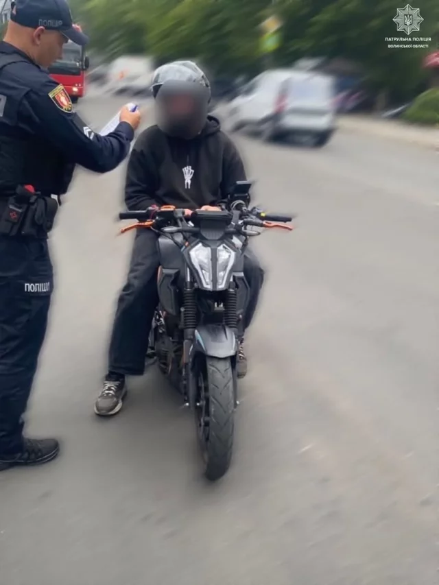 image У Луцьку патрульні зупинили 16-річного мотоцикліста без прав і страхівки