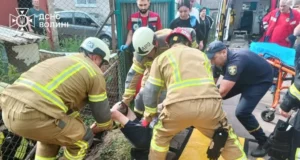У Луцьку рятувальники звільнили чоловіка, який впав під металеву огорожу