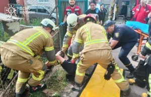 У Луцьку рятувальники звільнили чоловіка, який впав під металеву огорожу