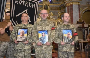 У Луцьку в соборі Святої Трійці попрощалися з трьома воїнами У Луцьку в соборі Святої Трійці попрощалися з трьома воїнами