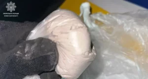 У Луцьку затримали агресивного чоловіка з речовиною, схожою на наркотичну