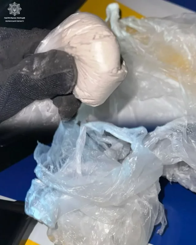 У Луцьку затримали агресивного чоловіка з речовиною, схожою на наркотичну