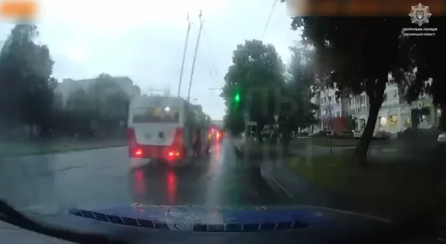 У Луцьку водія оштрафували за проїзд на червоне світло