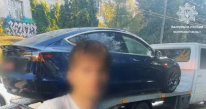 У Луцьку 17-річний водій без прав керував незареєстрованою Tesla