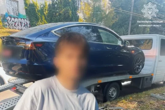 У Луцьку 17-річний водій без прав керував незареєстрованою Tesla