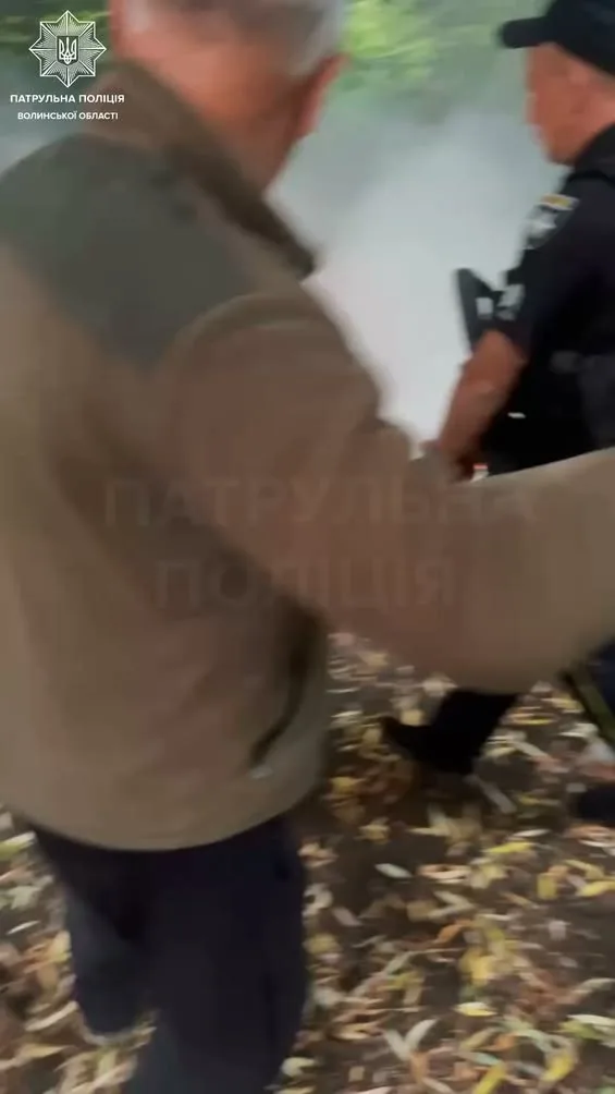image У парку патрульні з громадянами зупинили загоряння дерева