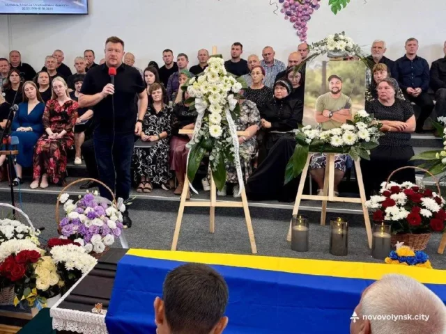 image Нововолинська громада попрощалася із захисником Миколою Мурмилем