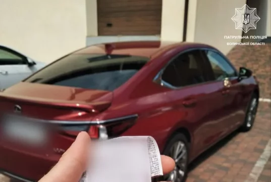 У Луцьку водій Lexus проїхав на червоне світло