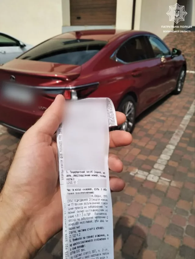 image У Луцьку водій Lexus проїхав на червоне світло