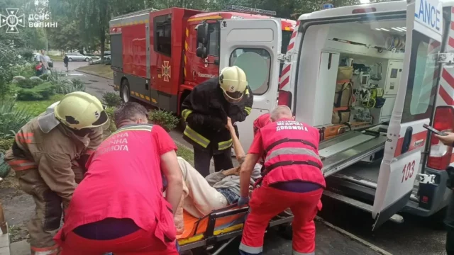 image У Нововолинську рятувальники допомогли медикам потрапити до зачиненої квартири