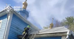 На Ковельщині рятувальники зупинили пожежу в деревʼяній церкві