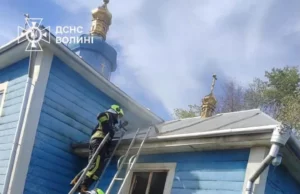 На Ковельщині рятувальники зупинили пожежу в деревʼяній церкві