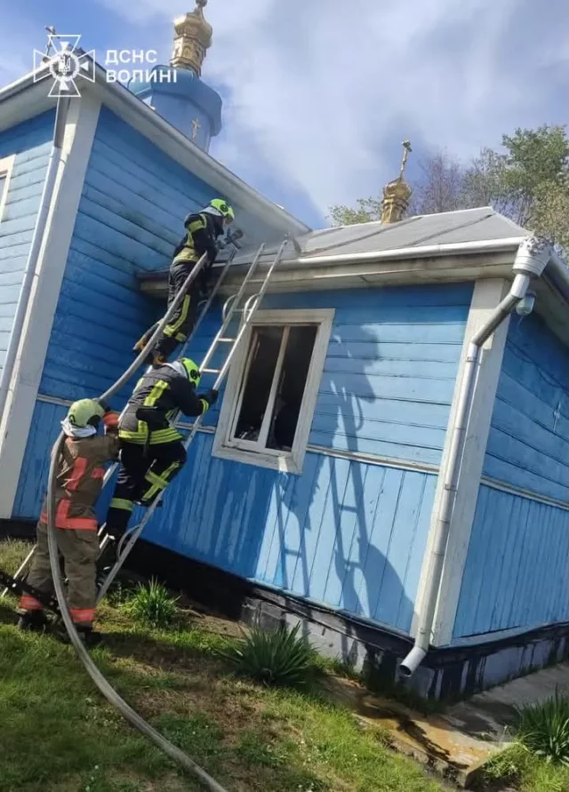 На Ковельщині рятувальники зупинили пожежу в деревʼяній церкві