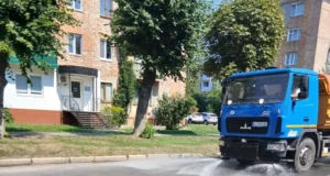 У Ковелі через спеку комунальники поливають вулиці