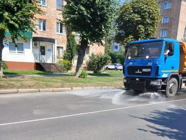 image У Ковелі через спеку комунальники поливають вулиці