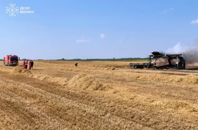 image Поблизу села Ружин у Ковельській громаді загорівся комбайн