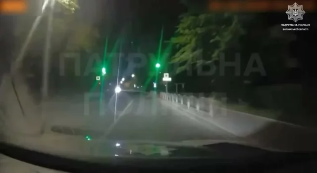 image У Луцьку жінка залишила будматеріали на переході: патрульні склали протокол
