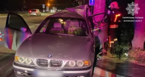 У Луцьку 21-річна водійка BMW в’їхала в електроопору