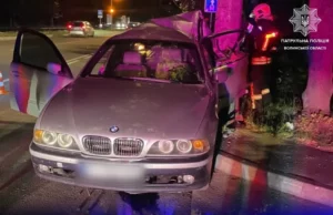У Луцьку 21-річна водійка BMW в’їхала в електроопору