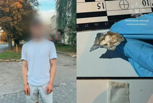 У Луцьку патрульні виявили у 22-річного чоловіка ймовірні наркотики