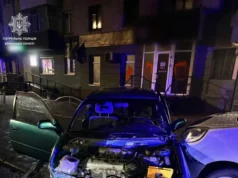На проспекті Перемоги водій Toyota в’їхав у паркан і Renault