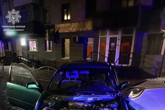 На проспекті Перемоги водій Toyota в’їхав у паркан і Renault
