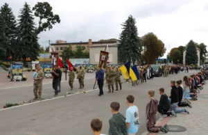 (Українська) У Марковичах провели в останню дорогу 19-річного захисника Арсена Хачатряна У Марковичах провели в останню дорогу 19-річного захисника Арсена Хачатряна