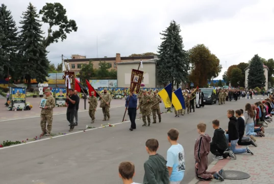 У Марковичах провели в останню дорогу 19-річного захисника Арсена Хачатряна