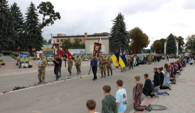 У Марковичах провели в останню дорогу 19-річного захисника Арсена Хачатряна