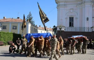 (Українська) У Луцьку відспівали захисників Вадима Попишева та Артема Біломоїна У Луцьку відспівали захисників Вадима Попишева та Артема Біломоїна