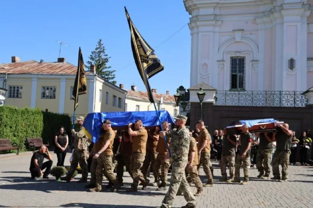 image У Луцьку відспівали захисників Вадима Попишева та Артема Біломоїна