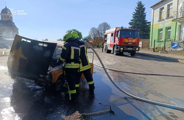 image У Берестечку рятувальники загасили пожежу автомобіля