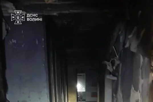 У Луцьку рятувальники загасили пожежу в квартирі та евакуювали сім’ю