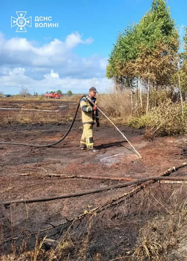 image Поблизу села Судче гасять пожежу торфу на площі 1,8 гектара
