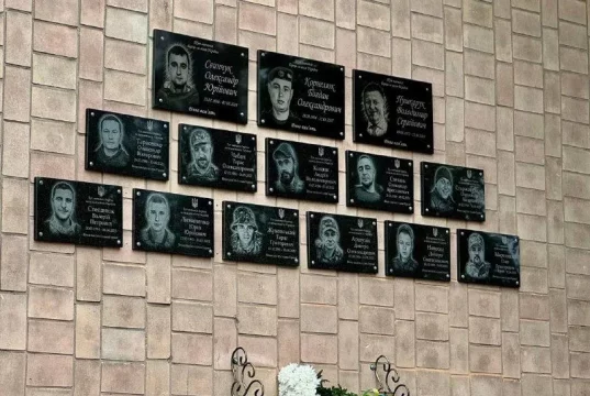 У Нововолинській гімназії №3 відкрили 11 меморіальних дошок полеглим випускникам