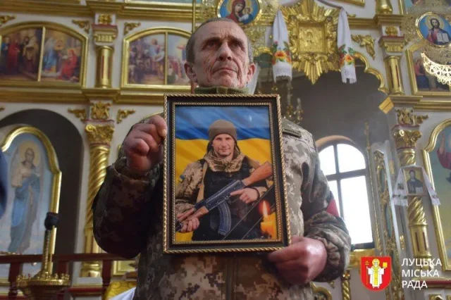 У селі Дачне попрощалися з військовим Вадимом Ляшуком