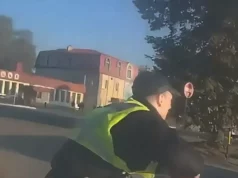 У Луцьку патрульні разом з містянами допомогли загасити палаючий автомобіль У Луцьку патрульні разом з містянами допомогли загасити палаючий автомобіль