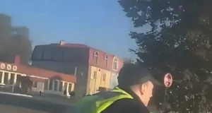 У Луцьку патрульні разом з містянами допомогли загасити палаючий автомобіль