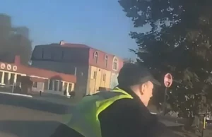 У Луцьку патрульні разом з містянами допомогли загасити палаючий автомобіль