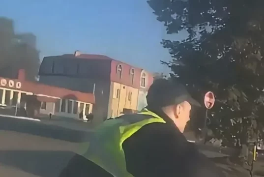 У Луцьку патрульні разом з містянами допомогли загасити палаючий автомобіль
